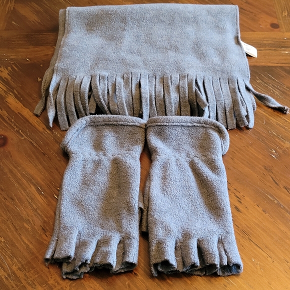 St. John's Bay Gloves & Scarf Set | Fingerless Gloves | Gloves & Scarf Set | EUC - Picture 2 of 14